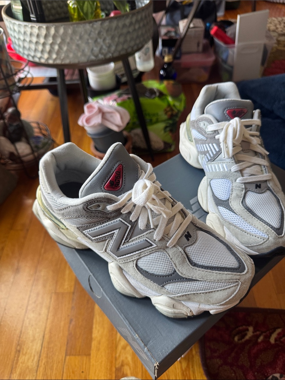 New Balance Women’s Grey & White 9060 size 9.5 - Picture 3 of 7